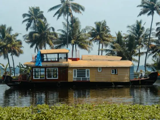 1bed deluxe upper deck houseboat A/c